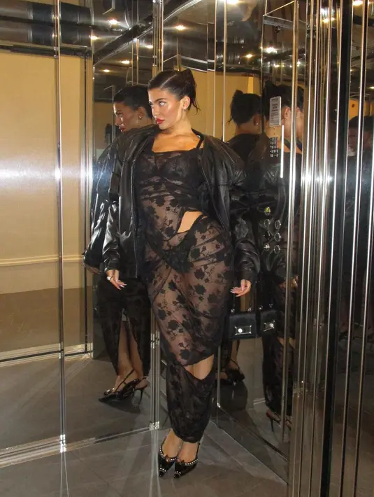 <p>Kembali menggunakan dress tembus pandang, ia menggabungkannya dengan jaket kulit oversized. [Instagram/kyliejenner]</p>
