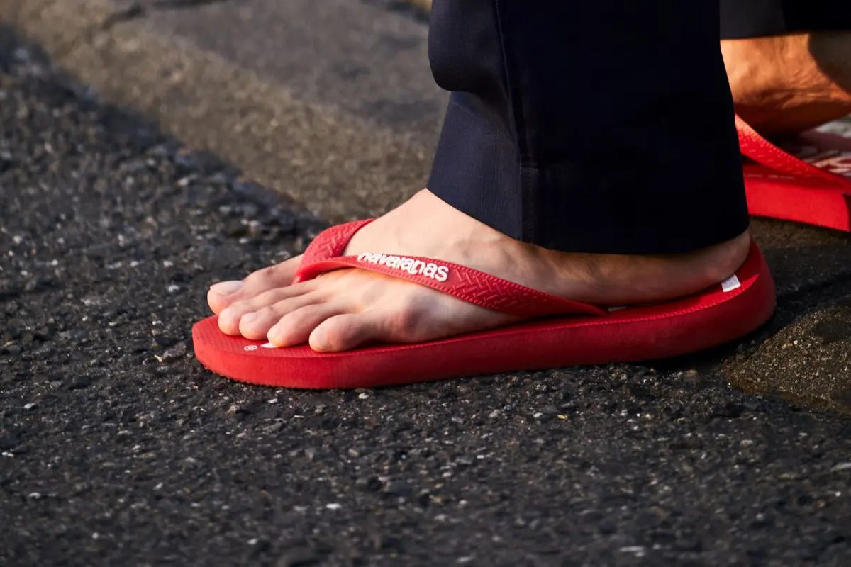 Memulai Masa New Normal dengan Koleksi Sandal Klasik