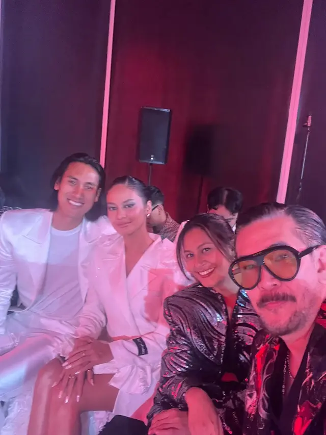 Gaya Serasi Hana Malasan dan Sean Gelael Hadiri Show Harry Halim, Kenakan Outfit Serba Putih Bak Baju Pengantin