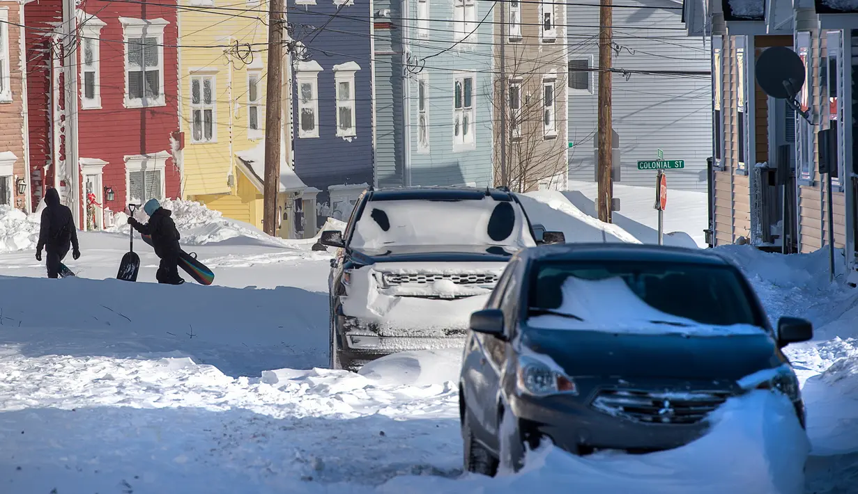 Salju tebal menutup jalanan di Kota St John's, Newfoundland, Kanada, Sabtu (18/1/2020). St John's menghadapi keadaan darurat ketika salju tebal memaksa pusat-pusat bisnis tutup dan kendaraan dilarang melintas di jalan raya. (Andrew Vaughan/The Canadian Press via AP)