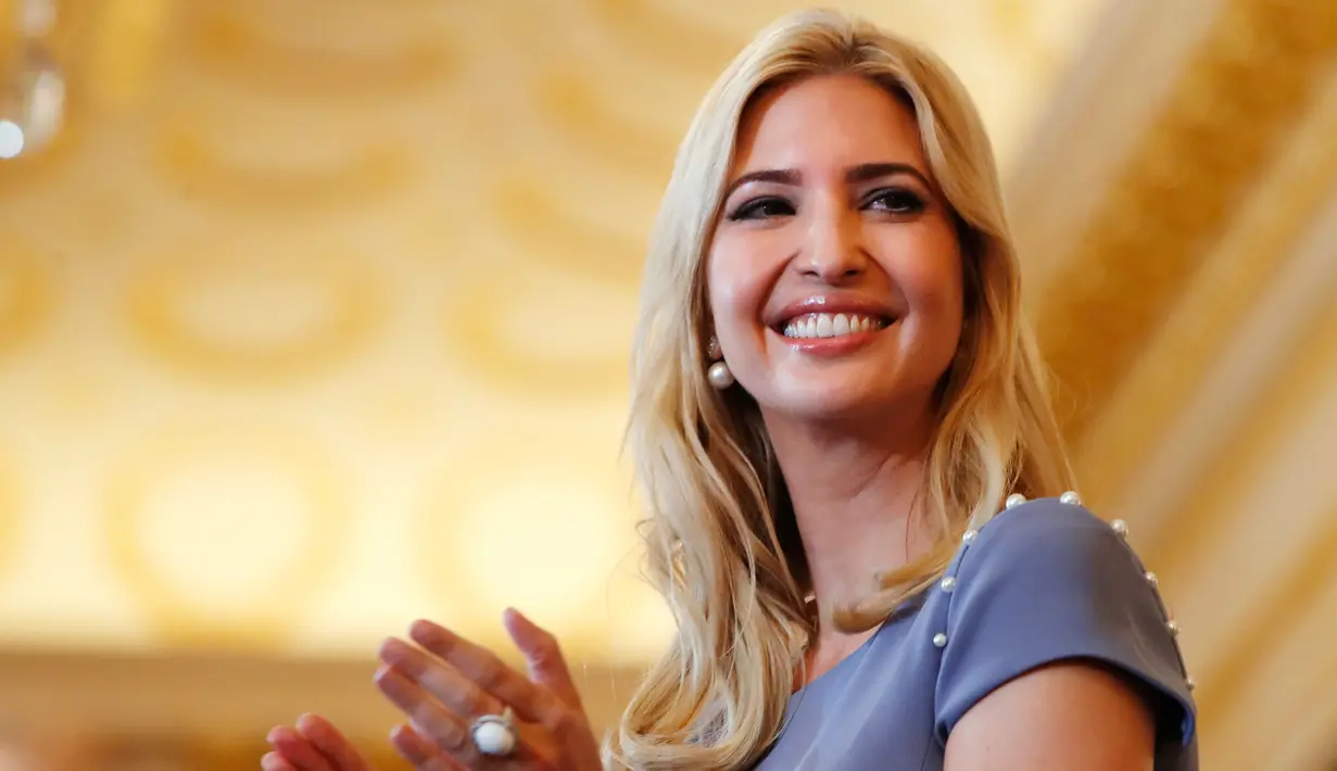 Ivanka Trump bertepuk tangan saat menghadiri Trafficking in Persons Report (TIP) 2017 di Departemen Luar Negeri di Washington, AS (27/6). (AP Photo/Jacquelyn Martin)
