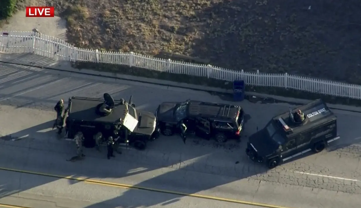 Petugas dengan mobil lapis baja mengepung kendaraan tersangka penembakan di sebuah pusat layanan bagi kaum difabel Inland Regional Center di San Bernardino, California, Rabu (2/12). Sedikitnya 14 tewas dan 17 lainnya terluka. (REUTERS/NBCLA.COM)