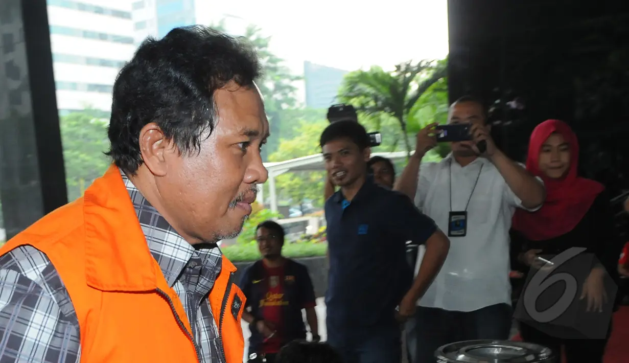 Zaini Arony berjalan masuk ke dalam Gedung KPK untuk di periksa, Jakarta, Kamis (2/4/2015). ). Zaini diperiksa kasus dugaan pemerasan terkait permohonan izin pengembangan kawasan wisata di Lombok Barat, Nusa Tenggara Barat. (Liputan6.com/Herman Zakharia)