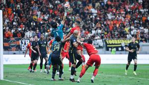 Kiper Borneo FC Samarinda, Nadeo Argawinata, berusaha menghalau bola saat melawan Persija Jakarta dalam laga pekan ke-24 BRI Super League di Jakarta International Stadium (JIS), Selasa (3/3/2026). (Bola.com/M Iqbal Ichsan)