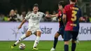 Legenda Real Madrid, Fernando Morientes dalam laga persahabatan melawan legenda Barcelona yang berlangsung di DY Patil Stadium, Navi Mumbai, India. (AFP/Punit Paranjpe)