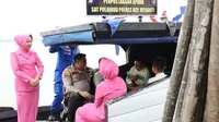 Kapolres Kepulauan Meranti AKBP Andi Yul berbincang dengan anak-anak yang naik di kapal perpustakaan apung. (Liputan6.com/M Syukur)