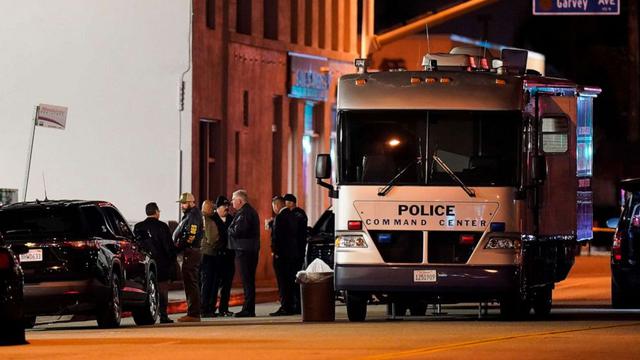 Para penyelidik berkumpul di lokasi terjadinya penembakan saat Festival Tahun Baru Imlek di Monterey Park, California, Minggu, 22 Januari 2023. (Jae C. Hong/AP)