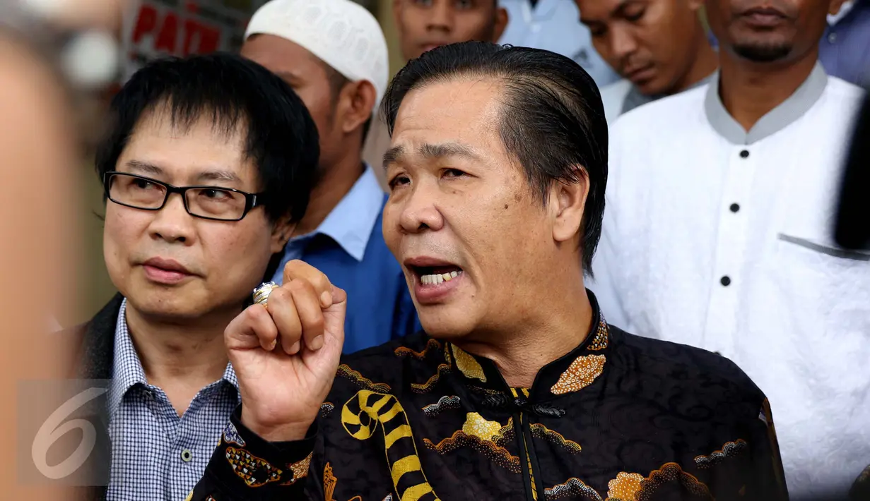 Ketua Umum PITI Anton Medan menjawab pertanyaan awak media di Polda Metro Jaya, Jakarta, Senin (31/10). Kedatangan Anton Medan untuk menemui Kapolda Metro Jaya Irjen Mochamad Iriawan  guna membahas demo 4 November 2016. (Liputan6.com/Gempur M Surya)