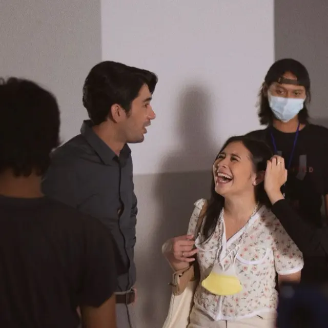 6 Potret Manis Prilly Latuconsina dan Reza Rahadian di Balik Layar Series Terbaru