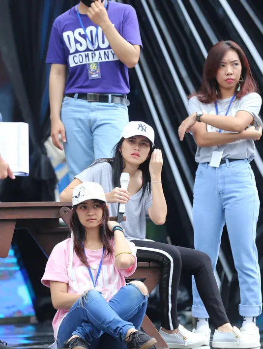 Banyak yang menduga penyanyi dangdut Ayu Ting Ting mabuk saat nyanyi bersama Raffi Ahmad. Lantas seperti apa menurut janda satu anak itu terkait dugaan sedang mabuk saat nyanyi. (Adrian Putra/Bintang.com)