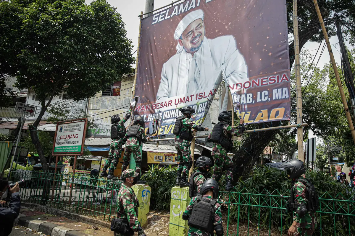 FOTO: TNI Copot Paksa Baliho Rizieq Shihab di Petamburan