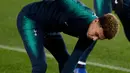 Gelandang Tottenham Hotspur, Dele Alli melakukan pemanasan selama latihan di stadion Camp Nou, Barcelona (10/12). Tottenham akan melakoni laga penentuan melawan Barcelona pada grup B Liga Champions. (AFP Photo/Josep Lago)