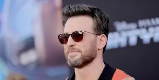 Chris Evans menghadiri pemutaran perdana "Lightyear" Disney Dan Pixar di El Capitan Theatre di Los Angeles, California pada 8 Juni 2022. Chris Evans awalnya dikenal sebagai bintang televisi setelah membintangi drama seri Opposite Sex pada 2000. (Matt Winkelmeyer/Getty Images/AFP)