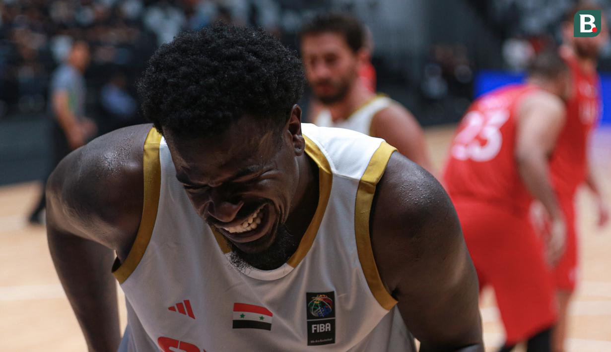 Reaksi kesakitan pemain Timnas Basket Suriah, Brandon Jerome Peterson setelah berebut bola dengan pemin Timnas Basket Uni Emirat Arab pada laga hari pertama Indonesia International Basketball Invitational 2023 melawan Suriah di Indonesia Arena, Senayan, Jakarta, Rabu (02/08/2023). Laga dimenangankan oleh UEA dengan skor 63-61. (Bola.com/Bagaskara Lazuardi)