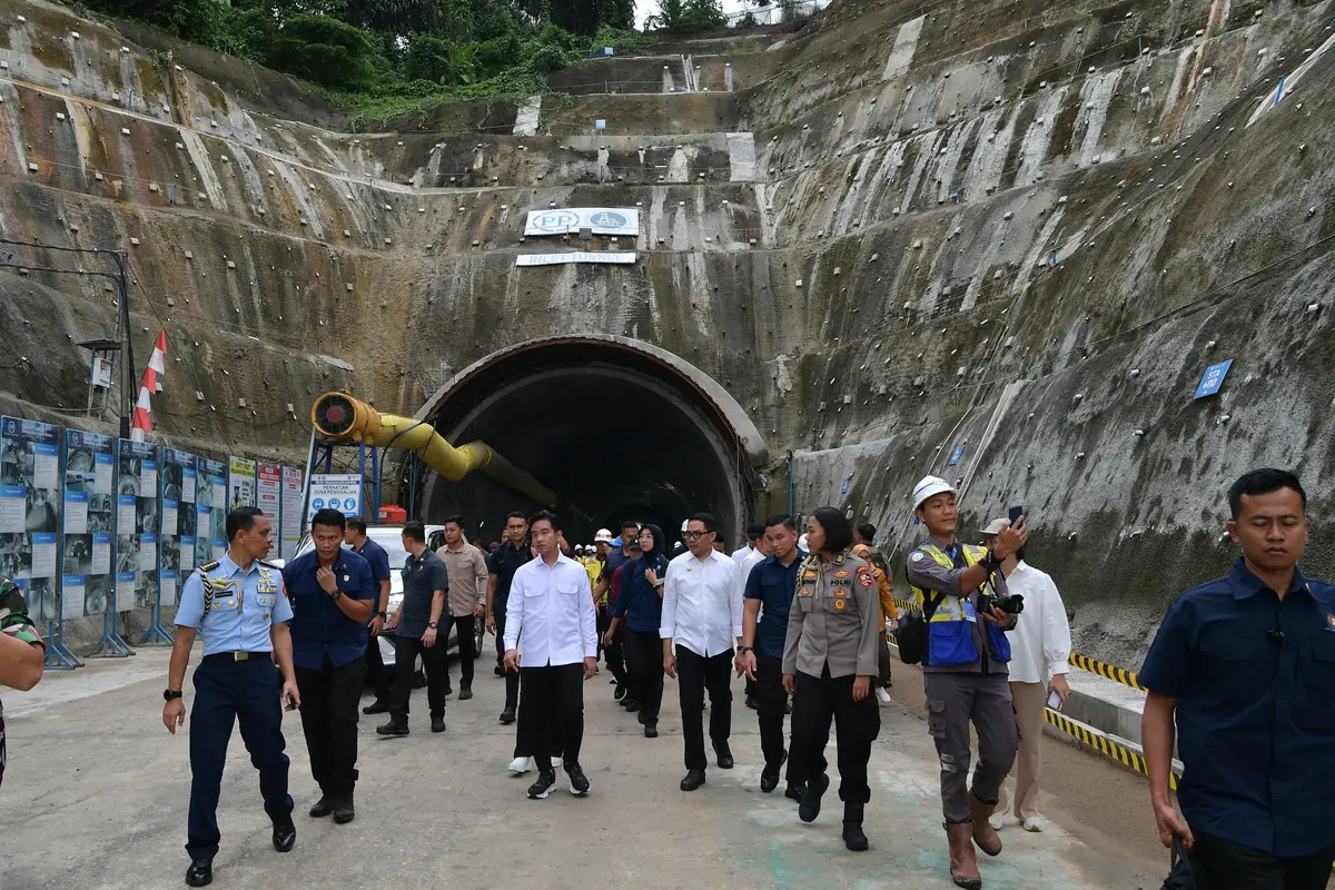 Wapres Gibran Rakabuming Raka meninjau proyek pembangunan Terowongan Selili yang juga dikenal sebagai Terowongan Samarinda, Kalimantan Timur, Rabu (12/2/2025).