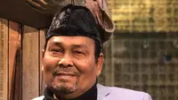 Alm Zulkifli Murod dikenal memiliki suara yang merdu dan khas saat mengumandangkan adzan. Ia juga kerap menjadi imam di mesjid dan aktif dalam kegiatan di HMMI ( Himpunan Masyarakat Muslim Indonesia) Rotterdam- Belanda. (Foto: Koleksi keluarga)