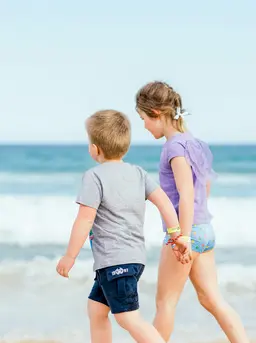 Anak yang sering diajak traveling cenderung lebih mudah menyerap informasi baru. Foto: Yujia Tang on Unsplash