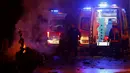 Petugas kepolisian dan ambulan tiba untuk mengevakuasi lokasi ledakan bom yang terjadi di dekat stadion sepak bola di Istanbul, Turki, Sabtu (10/12). Ledakan itu menyebabkan 29 orang tewas, dan melukai 166 orang lainnya. (Reuters/Murad Sezer)