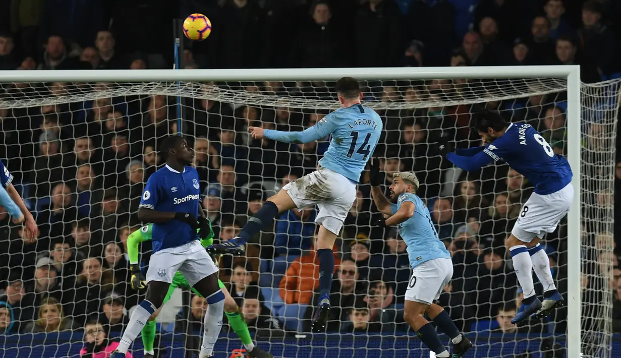 Proses terjadinya gol pertama Man City dicetak Aymeric Laporte pada laga lanjutan Premier League yang berlangsung di stadion Goodison Park, Liverpool, Kamis (7/2). Manchester City menang 2-0 atas Everton. (AFP/Paul Ellis)