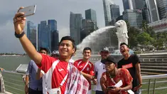 M. Natshir Fadhil, Manahati Lestusen, Yandi Sofyan, M. Abduh Lestaluhu, Zalnando, Zulfiandi, Agung Prasetyo, Ilham Udin Armaiyn, saat bersantai di Merlion Park Singapura. Jumat (5/6). (Bola.com/Arief Bagus)