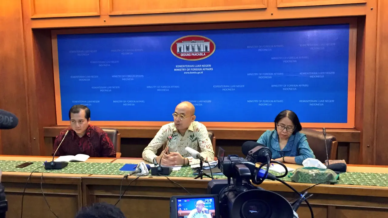 Direktur Perlindungan Warga Negara Indonesia dan Badan Hukum Indonesia Lalu Muhammad Iqbal (kiri), Juru Bicara Kemlu RI Arrmanatha Nasir (tengah), dan Direktur Informasi dan Media Kemlu RI Siti Sofia Sudarma (kanan) saat konferensi pers (Kemlu RI)