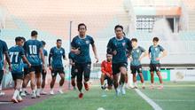 Para pemain Garudayaksa melaksanakan persiapan terakhir di Stadion Pakansari, Sabtu (25/1/2026) jelang laga melawan PSMS Medan (Nandang Permana/Bola.com)