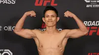 Petarung MMA asal Indonesia, Billy Pasulatan dalam sesi weigh in Road to UFC Season 2. (Dok.UFC)