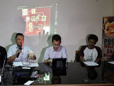 Koordinator Komite aksi solidaritas untuk munir, M. Choirul Anam bersama sejumlah aktivis solidaritas untuk munir melakukan jumpa pers terkait tindak lanjut penuntasan Kasus Munir di kantor LBH, Jakarta, Minggu (30/10). (Liputan6.com/Johan Tallo)