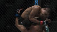 Petarung Indonesia, Stefer Rahardian,fighter Pakistan, Muhammad Imran, pada One Championship Kings of Courage di Jakarta Convention Center, Sabtu (20/1/2018). (Bola.com/Vitalis Yogi Trisna)