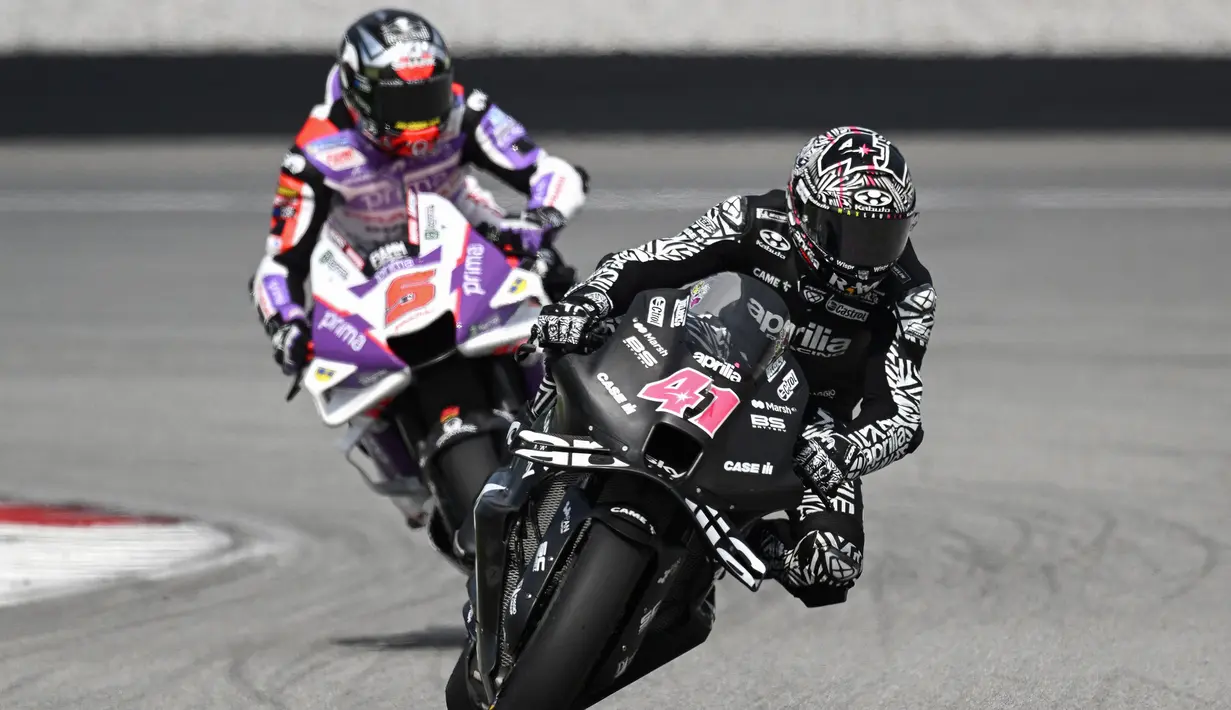 Pebalap Aprilia Racing, Aleix Espargaro (kanan) dan pebalap Prima Pramac Racing, Johann Zarcho memacu motornya saat sesi tes pramusim MotoGP 2023 yang berlangsung di Sirkuit Sepang, Malaysia, Sabtu (10/02/2023). Seperti sebelumnya, hanya ada lima tes pramusim resmi yang diizinkan, yaitu di Malaysia (10-12 Februari) dan Portugal (11-12 Maret). (AFP/Mohd Rasfan)