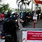 Sejumlah kedaraan bermotor roda dua mengantre di SPBU kawasan Radio Dalam, Jakarta, Senin (25/8/14). (Liputan6.com/Andrian M Tunay)