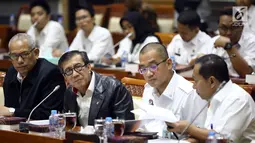 Menkumham Yasonna Laoly (dua kiri) menyampaikan pandangan pemerintah terkait amnesti untuk Baiq Nuril kepada Komisi III DPR di Gedung Nusantara II, Jakarta, (24/7/2019). DPR setuju Presiden Joko Widodo atau Jokowi memberikan amnesti kepada Baiq Nuril. (Liputan6.com/JohanTallo)