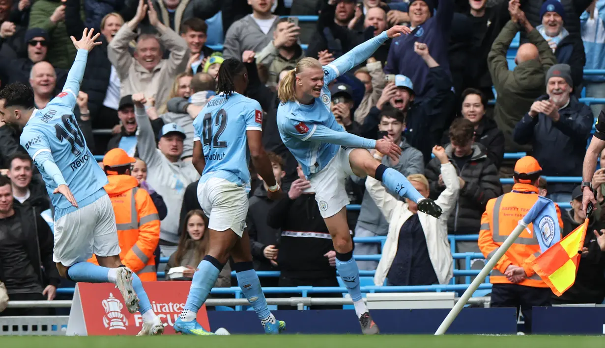 Erling Haaland mengaku senang karena hari ini ia bisa mencetak hattrick. Pasalnya sang striker sudah lama tidak mencetak tiga gol dalam satu pertandingan. (AFP/Darren Staples)