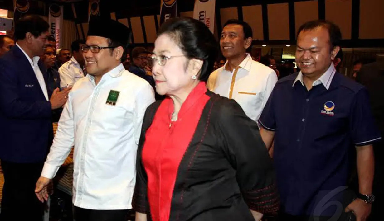 Ketua Umum PKB Muhaimin Iskandar terlihat berjalan bersama Megawati Soekarno Putri   (Liputan6.com/JohanTallo). 