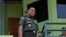Pangkostrad Letjen, Edy Rahmayadi saat menyaksikan laga PS TNI melawan Uni Papua pada laga uji coba di Mako Kostrad, Cilodong, Jawa Barat, (14/7/2016). (Bola.com/Nicklas Hanoatubun)