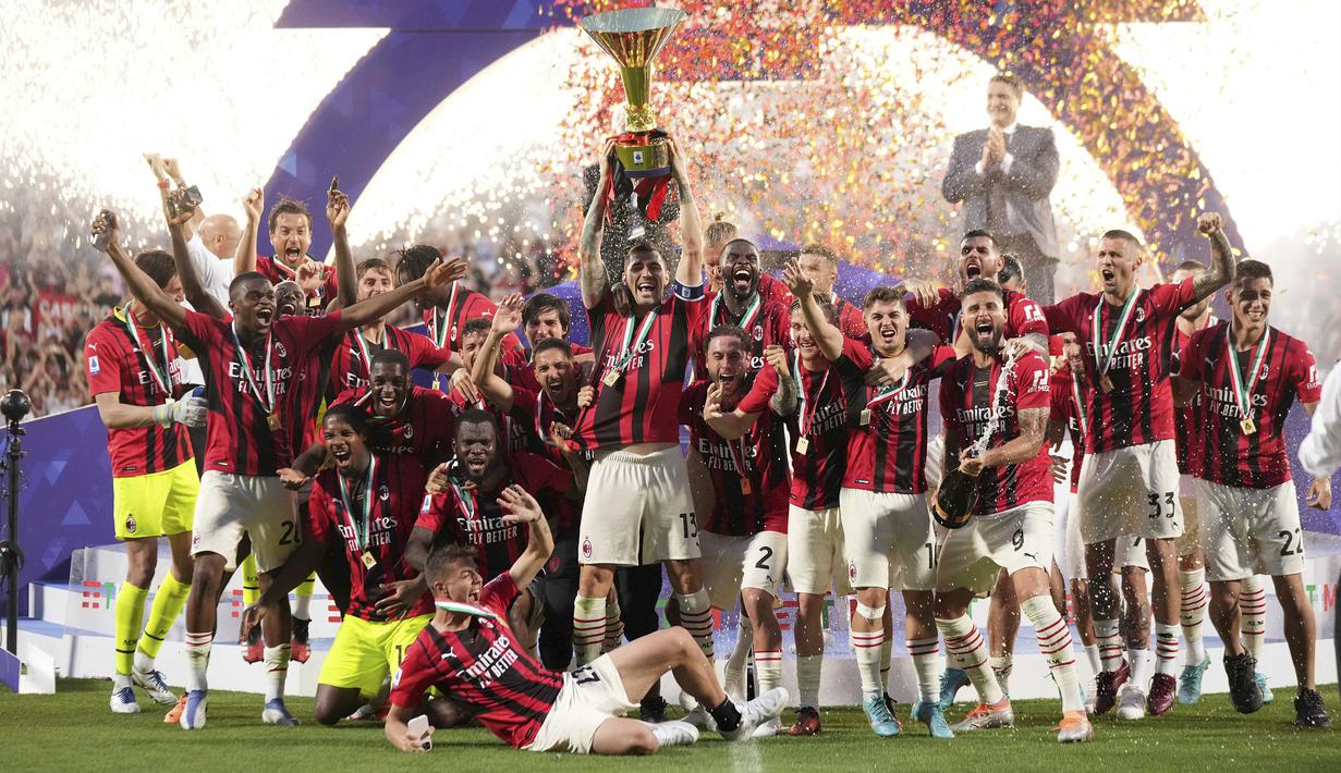 Para pemain AC Milan merayakan kemenangan setelah mengalahkan Sassuolo pada pertandingan sepak bola Liga Italia di Stadion Mapei Reggio Emilia, Italia, 22 Mei 2022. AC Milan juara Liga Italia usai mengalahkan Sassuolo dengan skor 3-0. (Michele Nucci/LaPresse via AP)