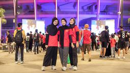 Ara (kiri), Nabila (tengah), dan Anggi kelompok remaja putri yang ikut memeriahkan nonton bareng laga semifinal Piala Asia U-23 antara Timnas Indonesia U-23 melawan Uzbekistan U-23 di Kompleks Stadion Utama Gelora Bung Karno (SUGBK), Senayan, Jakarta, Senin (30/04/2024). (Bola.com/Bagaskara Lazuardi)