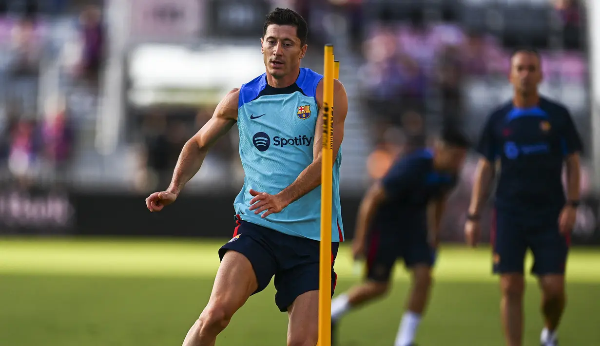 Rekrutan teranyar Barcelona dari Bayern Munchen, Robert Lewandowski belum diturnkan dalam laga ini meski ia sempat melakukan pemanasan menjelang laga. (AFP/Chandan Khanna)