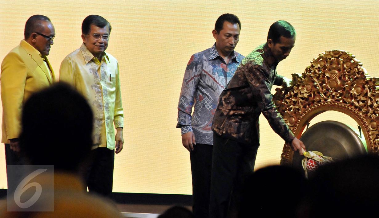 Presiden Jokowi didampingi Wapres Jusuf Kalla dan Ketua Umum Golkar Aburizal Bakrie memukul gong sebagai tanda dibukanya musyawarah nasional luar biasa (Munaslub) Golkar di Bali Nusa Dua Convention Center, Bali, Sabtu (14/5).  (Liputan6.com/Johan Tallo)