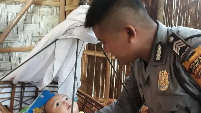 Air Mata Polisi bagi Bayi yang Tinggal di Balik Bilik Bambu