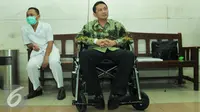 Terdakwa mantan Kadishub DKI Jakarta Udar Pristono duduk di kursi roda menunggu sidang di Pengadilan Tipikor, Jakarta, Rabu (23/9/2015). Majelis Hakim memutuskan Udar bersalah dan menjatuhkan hukuman 5 tahun penjara. (Liputan6.com/Andrian M Tunay)