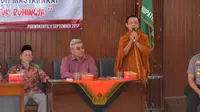 Pemuka agama Budha asal Banyumas mengajak warga untuk mengirimkan protes kepada Kedubes Myanmar untuk menghentikan kekerasan pada Rohingya. (Liputan6.com/Muhamad Ridlo)