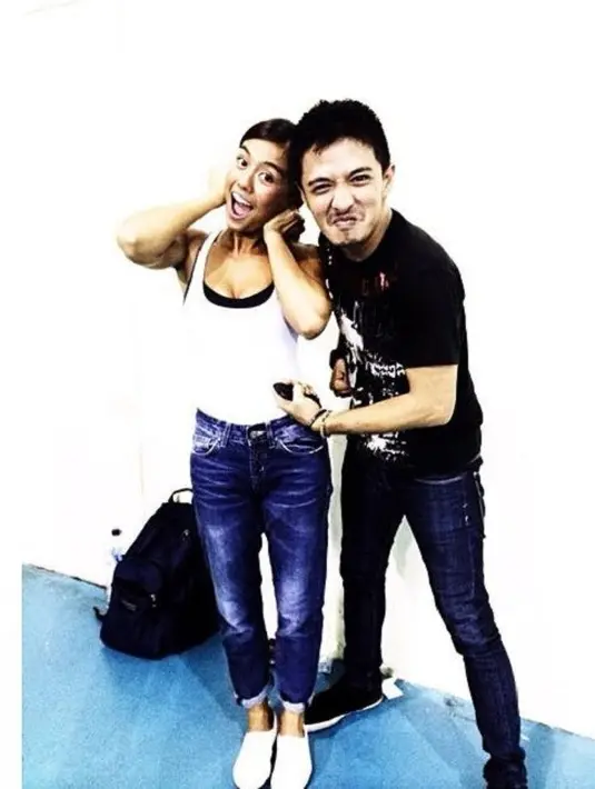 <p>Sedangkan Eza Yayang yang lahir pada tahun 1982 sebelum terkenal bersama Agnez telah merilis beberapa album. Dalam acara Wow Banget (2019), Eza mengaku telah merilis 12 album sebelum akhirnya populer berduet dengan Agnez. Eza juga sempat bergabung dengan band D.O.T. Tapi kini, Eza lebih banyak main sinetron. [Instagram/@agnezmo]</p>