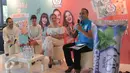 Marketing Manager-Head of SBU Candy PT Mayora Noegroho Moeshartanto (kanan) menjelaskan keunikan dari Permen Kiss Mint Chewy2 di Jakarta, Senin (7/3/2016). Kiss Mint Chewy2 mempunyai perpaduan antara rasa lemon dan mint (Liputan6.com/Angga Yuniar