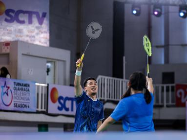 Mantan pebulu tangkis Indonesia, Mohammad Ahsan (kiri) dan penyanyi sekaligus selebritas Indonesia, Ziva Magnolya melakukan selebrasi setelah mencetak poin pada laga semifinal Turnamen Olahraga Selebriti Indonesia (TOSI) Season 4 melawan pasangan mantan pebulu tangkis Indonesia, Debby Susanto dan selebritas, Rafael Tan di GOR UNJ, Rawamangun, Jakarta, Minggu (02/11/2025). (Bola.com/Bagaskara Lazuardi)