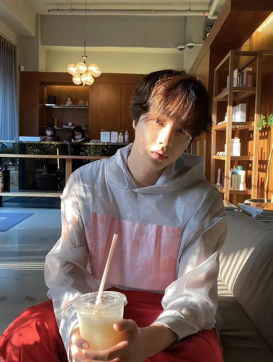 Pergi hangout dengan pose bak pacar sungguhan ini juga selalu mengundang perhatian. Meski tampil tanpa riasan, wajahnya tetap charming. Bahkan, Jinhwan juga dikenal sebagai member yang punya pesona seksi. Meski tertua di grup, ia kerap menjadi member yang menjadi target keusilan member lain. (Liputan6.com/IG/@gnani_____)