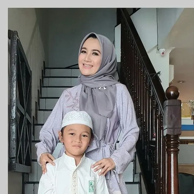 6 Potret Nini Carlina dan Buah Hati, Sabar Rawat Anaknya yang Berkebutuhan Khusus