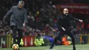 Pelatih Manchester United, Jose Mourinho dan pelatih Manchester City, Pep Guardiola, pada laga Premier League di Stadion Old Trafford, Minggu (10/12/2017). Manchester United takluk 1-2 dari Manchester City. (AP/Dave Thompson)