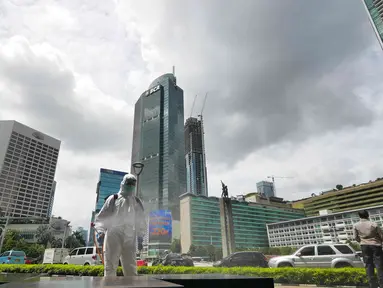 Petugas PMI DKI Jakarta melakukan penyemprotan cairan disinfektan di kawasan Bundaran HI, Senin (7/2/2022). Penyemprotan disinfektan tersebut untuk sterilisasi di beberapa titik guna mencegah penyebaran COVID-19 varian omicron yang saat ini sedang mengalami peningkatan (Liputan6.com/Herman Zakharia)