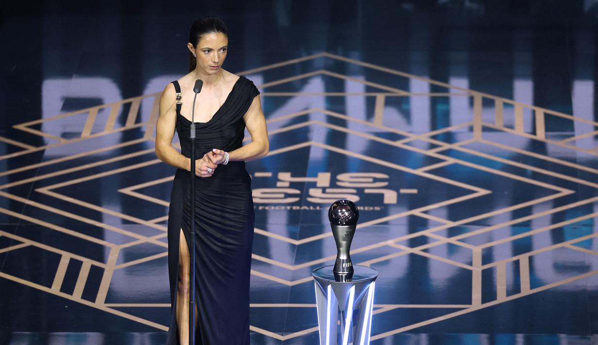 Pemain Spanyol, Aitana Bonmati memberikan sambutan setelah terpilih mendapatkan penghargaan pemain wanita terbaik FIFA 2023 pada acara Best FIFA Football Awards 2023 yang berlangsung di Eventim Apollo, Hammersmith, London, Senin (15/01/2024) waktu setempat. (AFP/Adrian Dennis)